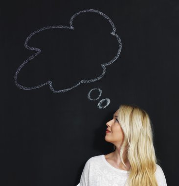 Düşünce balonu blackboard / kara tahta. Tebeşir ile siyah kara tahta çizim düşünce balonu