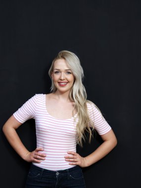 Karanlık yazı tahtası önünde duran beyaz kadın. Chal