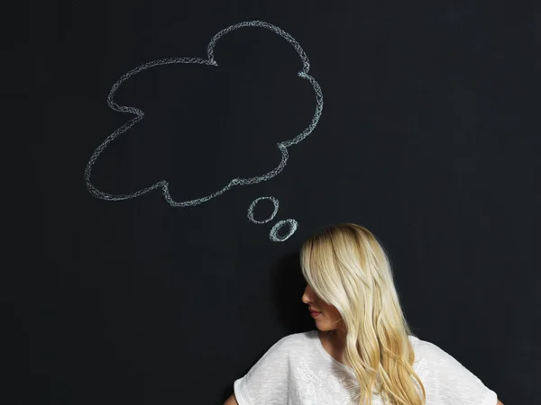 Donna che pensa concetto di lavagna. Ragazza pensierosa guardando bolla pensiero — Foto Stock