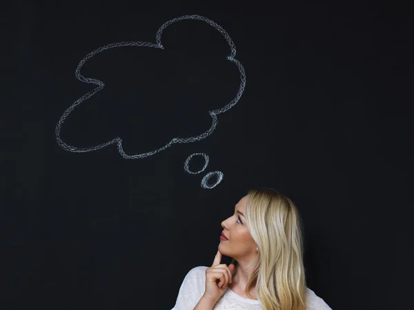 Kvinnan tänkande blackboard koncept. Fundersam tjej tittar på thougt bubbla — Stockfoto