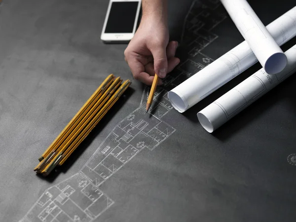 Hombre de negocios dibujar edificios y presentar su proyecto arquitectónico — Foto de Stock