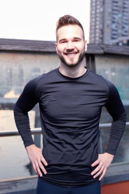 Kas yapı yakışıklı sporcu çalıştırmak bir sabah sonra dinlenme