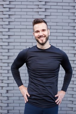 Egzersiz açık havada sonra dinlenme gülümseyen adam portresi uygun beyaz