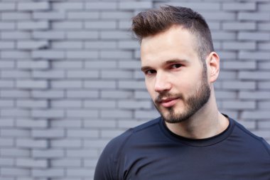 Egzersiz açık havada sonra dinlenme gülümseyen adam portresi uygun beyaz