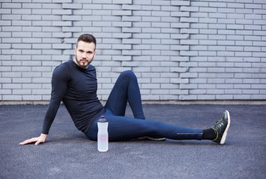 Beton duvara germe sakallı spor adam