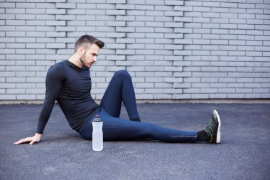 Beton duvara germe sakallı spor adam