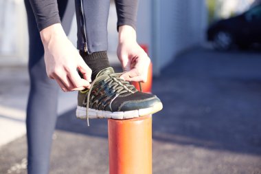 Çalışan ve egzersiz kavramı koşu. T önce dantel bağlayan adam