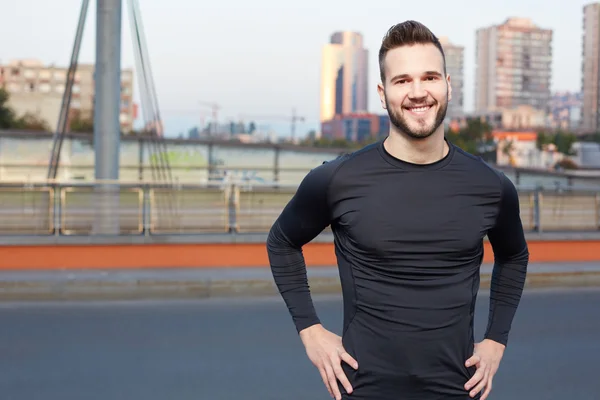 Retrato del hombre sonriente descansando después del entrenamiento al aire libre, caucásico en forma — Foto de Stock