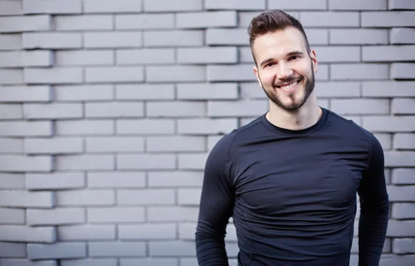 Portrait d'homme souriant se reposant après l'entraînement à l'extérieur, ajustement caucasien — Photo