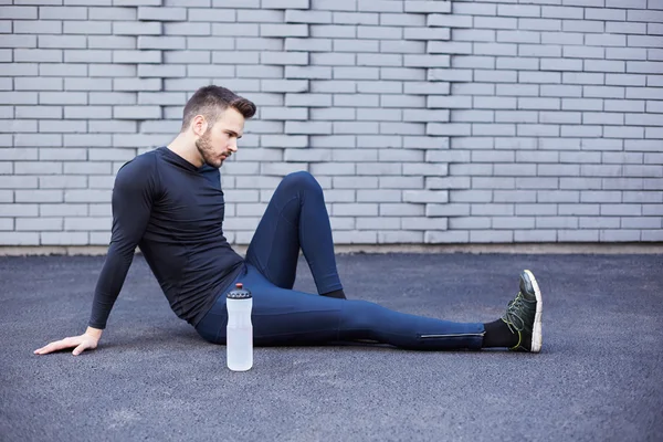 Olahraga pria dengan jenggot peregangan dinding beton — Stok Foto