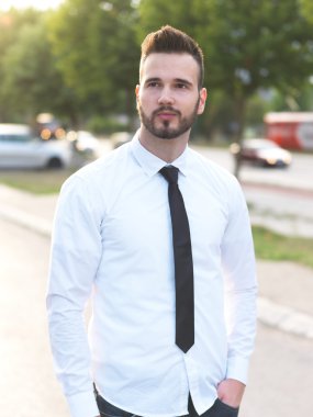 Samimi ve gülümseyen yakışıklı işadamı güvenle arıyorsunuz