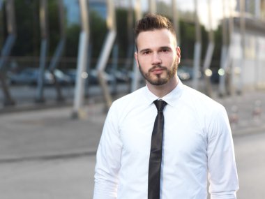 Samimi ve gülümseyen yakışıklı işadamı güvenle arıyorsunuz