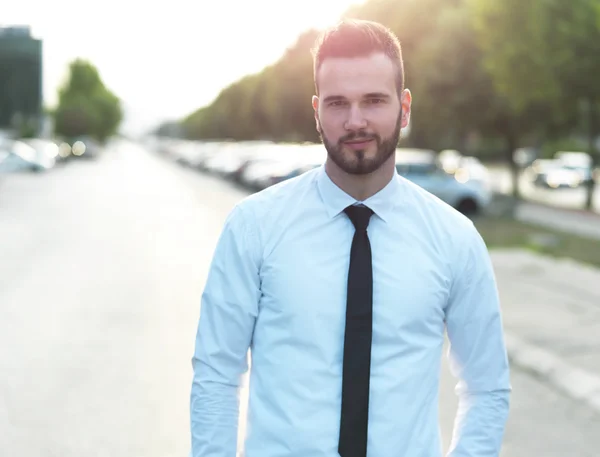 Amistoso y sonriente hombre de negocios guapo mirando con confianza — Foto de Stock