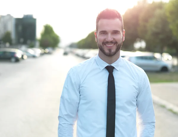 Amistoso y sonriente hombre de negocios guapo mirando con confianza — Foto de Stock