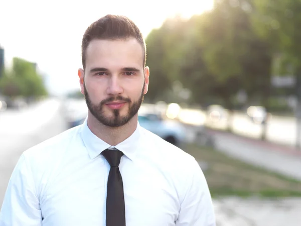 Amistoso y sonriente hombre de negocios guapo mirando con confianza — Foto de Stock