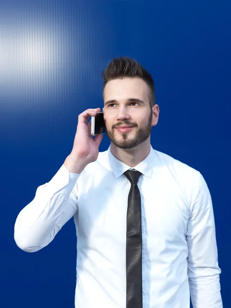 Empresario que utiliza el teléfono celular, hombre de negocios guapo en ba creativo — Foto de Stock