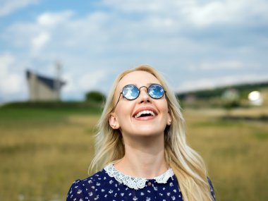 Romantik kız kırsal arpa alanında. Yaz, sonbahar hayat, özgürlük kavramı