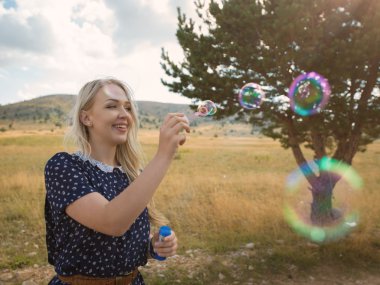 Romantik kız kırsal arpa alanında. Yaz, sonbahar hayat, özgürlük kavramı