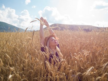 Romantik kız kırsal arpa alanında. Yaz, sonbahar hayat, özgürlük kavramı