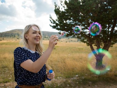 Romantik kız kırsal arpa alanında. Yaz, sonbahar hayat, özgürlük kavramı