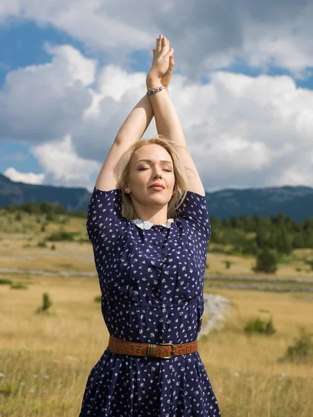 Menina romântica em um campo de cevada rural. Verão, vida de outono, conceito de liberdade — Fotografia de Stock