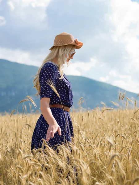 Menina romântica em um campo de cevada rural. Verão, vida de outono, conceito de liberdade — Fotografia de Stock