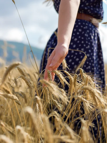 Romantisches Mädchen in einem ländlichen Gerstenfeld. Sommer, Herbst Leben, Freiheit Konzept — Stockfoto