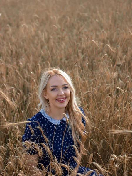 Chica romántica en un campo de cebada rural. Verano, otoño, concepto de libertad —  Fotos de Stock