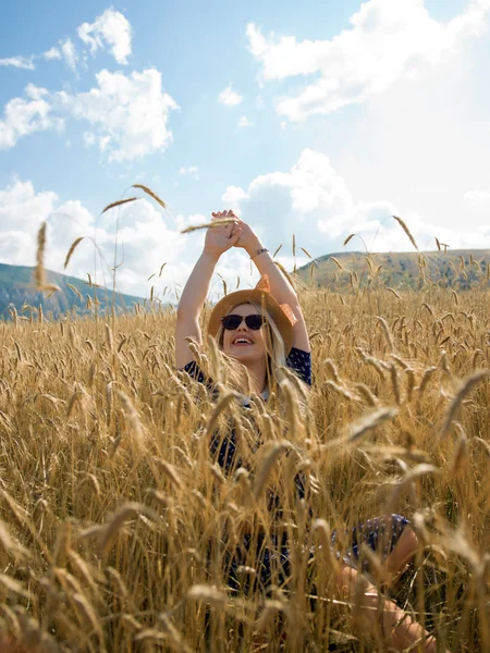 Menina romântica em um campo de cevada rural. Verão, vida de outono, conceito de liberdade — Fotografia de Stock