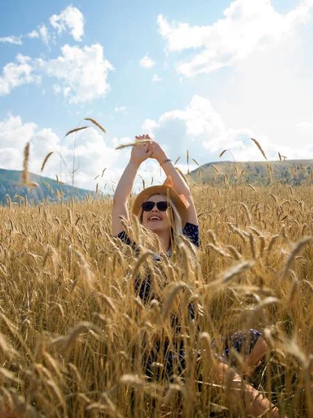 Chica romántica en un campo de cebada rural. Verano, otoño, concepto de libertad —  Fotos de Stock