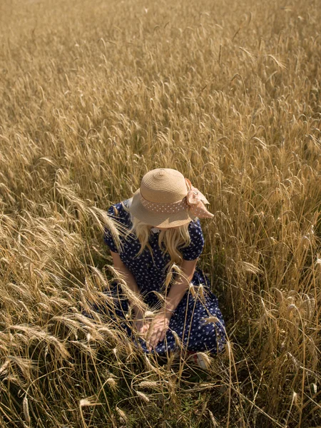 Chica romántica en un campo de cebada rural. Verano, otoño, concepto de libertad —  Fotos de Stock