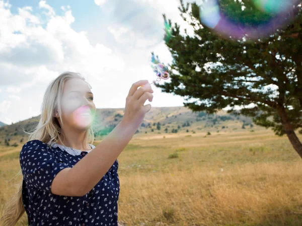 Romantikus lány a vidéki árpa mezőben. Nyári, őszi élet, szabadság-fogalma — Stock Fotó