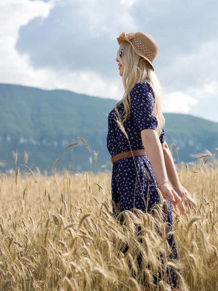 Романтичная девушка на деревенском ячменном поле. Лето, осень, свобода — стоковое фото