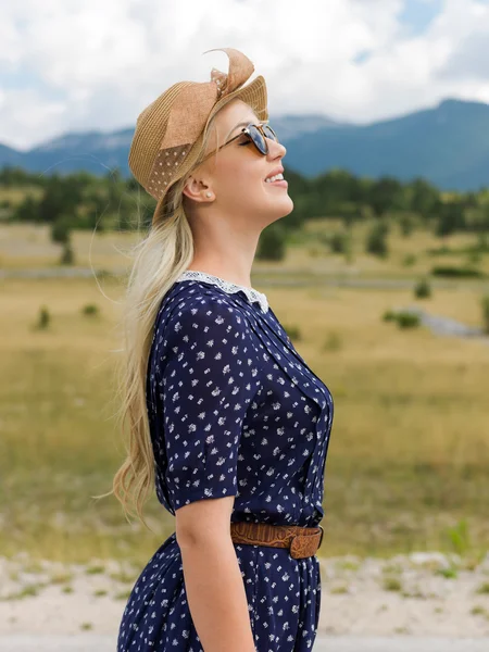 Menina romântica em um campo de cevada rural. Verão, vida de outono, conceito de liberdade — Fotografia de Stock