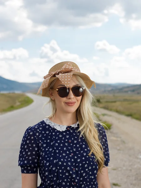 Romantisk flicka i en rural korn fältet. Sommar, höst liv, frihet koncept — Stockfoto