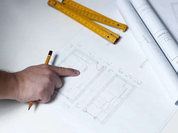 Unga ambitiösa arkitekt presenterar plan för en ny bostads — Stockfoto