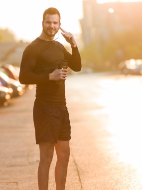 yakışıklı adam içme suyu güneşli bir günde