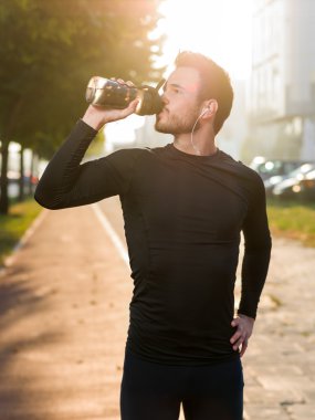 yakışıklı adam içme suyu güneşli bir günde