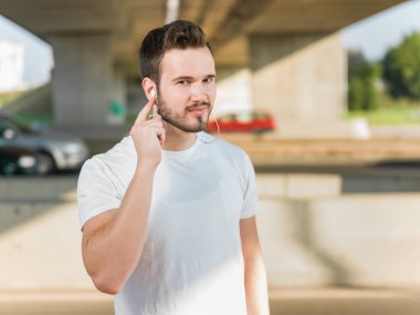 Sokak ve karayolu Köprüsünün altında çalışan genç yakışıklı adam