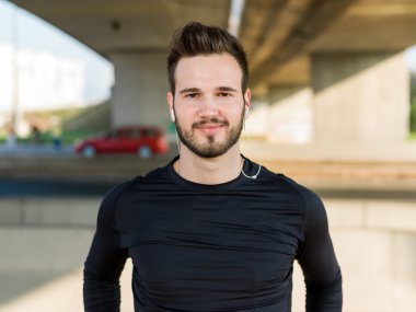 Sokak ve karayolu Köprüsünün altında çalışan genç yakışıklı adam