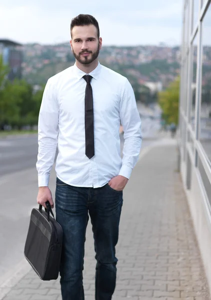 Amistoso y sonriente hombre de negocios guapo mirando con confianza — Foto de Stock