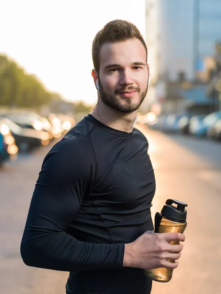 Retrato de corredor masculino en la calle urbana — Foto de Stock