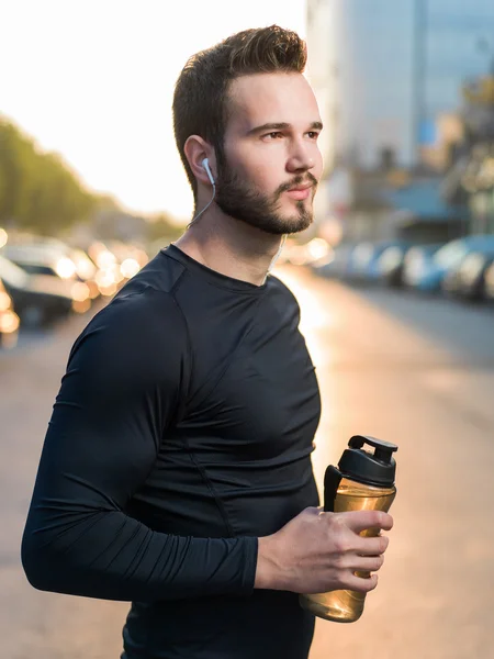 Retrato de corredor masculino na rua urbana — Fotografia de Stock