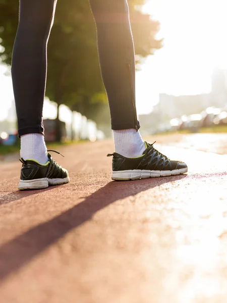 Egészséges életmód, sport ember árukapcsolás cipőfűző előtt futó, arany — Stock Fotó