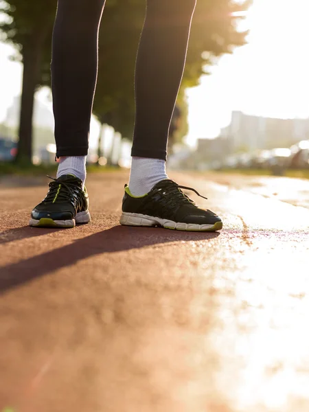 Estilo de vida saudável homem de esportes amarrando cadarço antes de correr, ouro — Fotografia de Stock