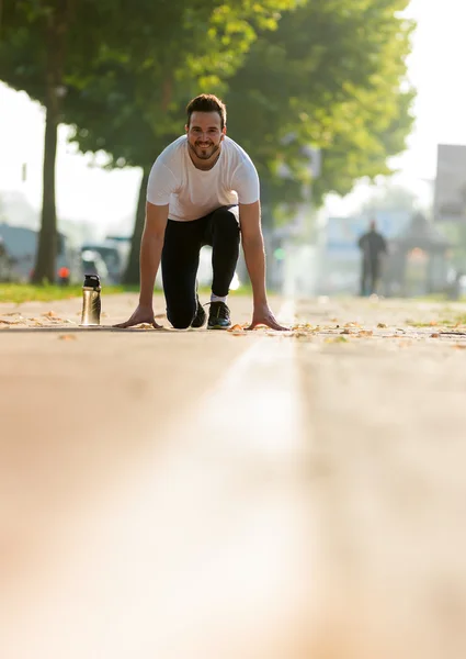 Retrato de corredor masculino na rua urbana — Fotografia de Stock