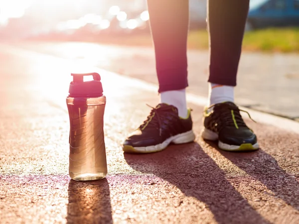Estilo de vida saludable hombre deportivo atando cordones antes de correr, oro —  Fotos de Stock