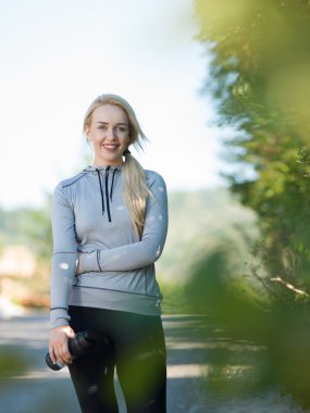 Genç kadın erken akşam çalıştırmadan önce germe