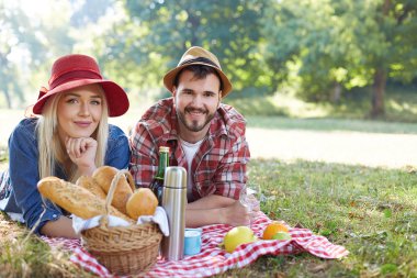 Lezzetli bir meyve yayılması ile sağlıklı vejetaryen veya vegan piknik