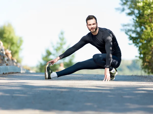 Δρομέας κάνει streching εκτός — Φωτογραφία Αρχείου